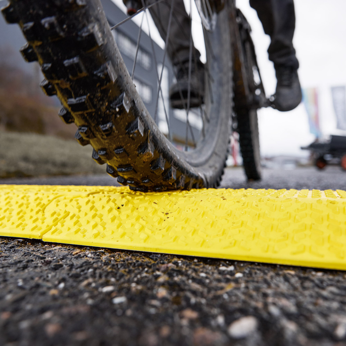 Adam Hall Defender XPRESS 100 - cable protector, 100mm channel, yellow